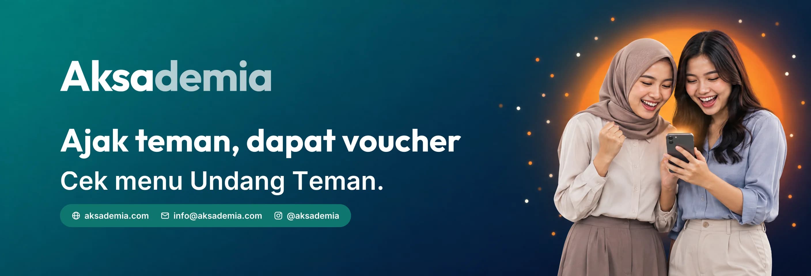 Dua teman perempuan tersenyum senang sambil melihat ponsel bersama, dengan teks "Ajak teman, dapat voucher. Cek menu Undang Teman."